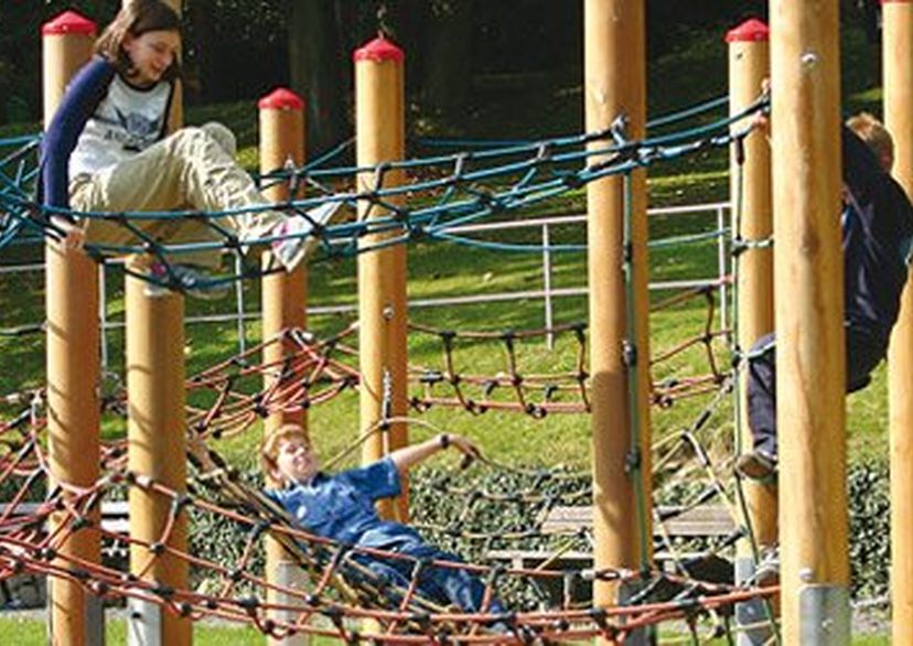 Kindercircus, Eikenhouten palen