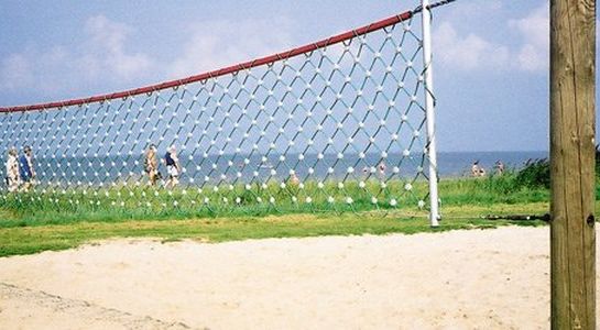 Volleybalnet met houten palen