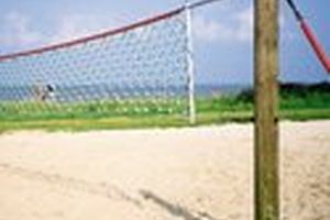 Volleybalnet met houten palen