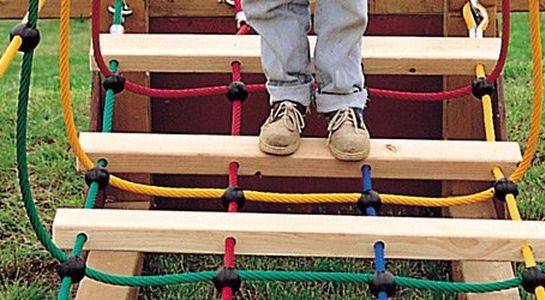 Netbrug met houten sporten, per meter