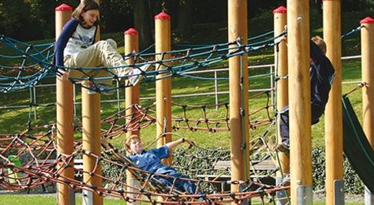 Kindercircus, Eikenhouten palen