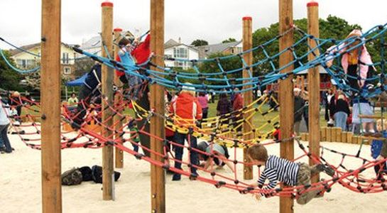 Kindercircus, Eikenhouten palen 2