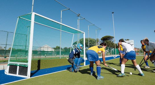 Hockey Spielerinnen im Angriff auf das Tor, Außenaufnahme