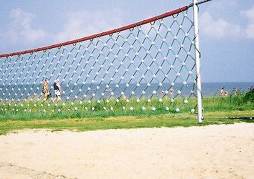 Volleybalnet met houten palen