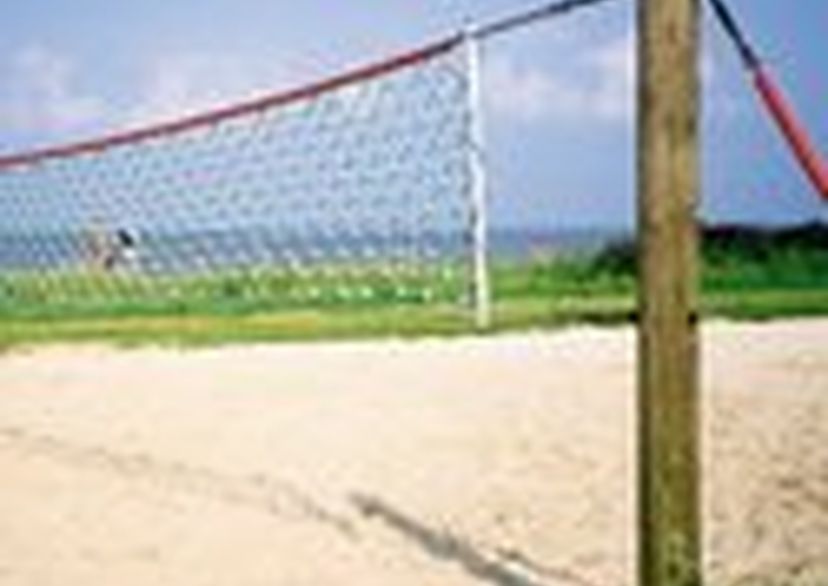 Volleybalnet met houten palen