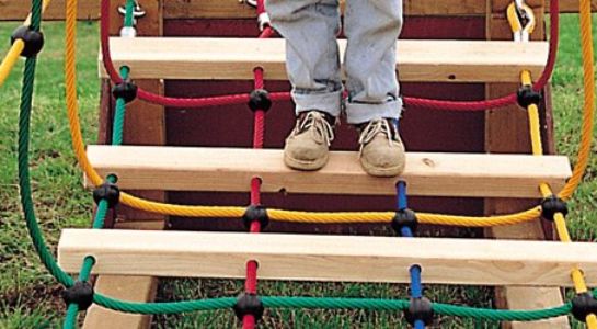 Netbrug met houten sporten, per meter