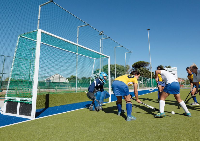 Hockey Spielerinnen im Angriff auf das Tor, Außenaufnahme